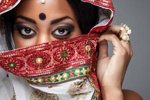 mariée indienne exotique habillée pour le mariage photo