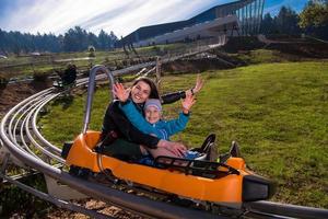 croatie, 2022 - jeune mère et fils conduisant des montagnes russes alpines photo