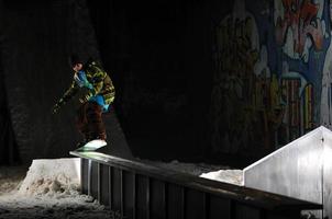 suède, 2022 - un snowboarder freestyle saute dans les airs la nuit photo