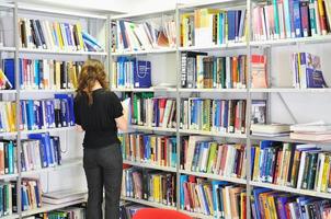 croatie, 2022 - femme à la bibliothèque photo