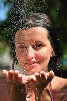 jeune jolie femme relaxante sous la douche photo