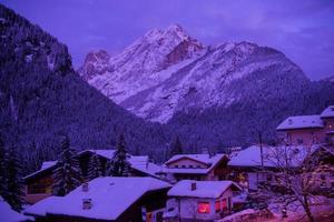 village de montagne dans les alpes la nuit photo