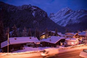 village de montagne dans les alpes la nuit photo