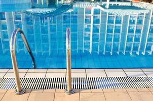 piscine extérieure dans un bel hôtel photo