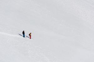 skieur freeride ski dans la poudreuse profonde photo