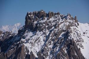 beau paysage de montagne en hiver photo