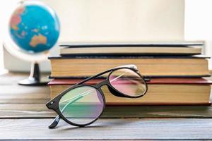 lunettes et livres à côté de la fenêtre photo