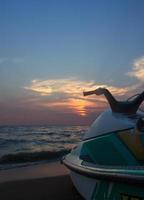 jet ski et coucher de soleil photo