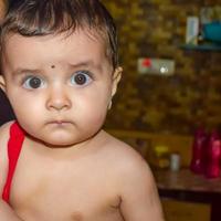 mignon enfant indien déguisé en petit seigneur krishna à l'occasion du festival radha krishna janmastami à delhi inde photo