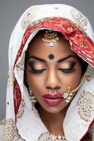 mariée indienne exotique habillée pour le mariage photo