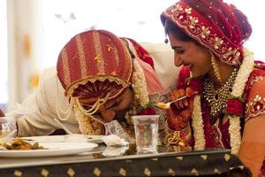 couple indien heureux lors de leur mariage.