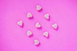 forme de coeurs de bonbons saint valentin sur fond rose photo
