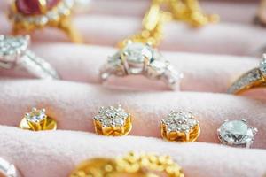 colliers et boucles d'oreilles en or et en argent avec pierres précieuses et diamants dans une boîte à bijoux de luxe photo
