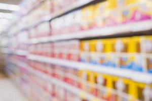 brouiller les étagères des supermarchés avec du lait maternisé sur l'étagère photo