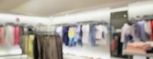 Boutique de vêtements à la mode femme affichage de la fenêtre du magasin dans un centre commercial photo