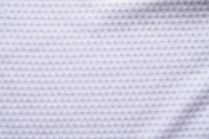 maillot de football de vêtements de sport en tissu blanc avec fond de texture en maille d'air photo