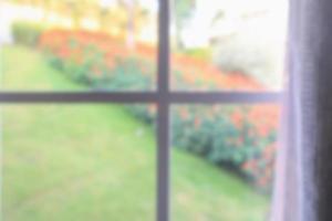 rideau de fenêtre avec jardin vert abstrait arrière-plan flou photo