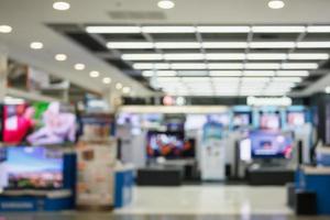 téléviseurs intelligents de télévision 4k ultra hd affichage sur des étagères dans un grand magasin électronique arrière-plan flou photo