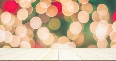 dessus de table en bois vide avec arbre de noël flou abstrait avec fond clair bokeh de décoration pour l'affichage du produit photo