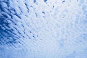 ciel bleu avec des nuages nature abstract background photo