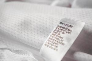 étiquette de vêtements en tissu polyester avec instructions de lessive photo