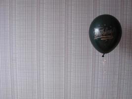 ballon noir avec mots joyeux anniversaire sur fond jaune, espace pour le texte photo