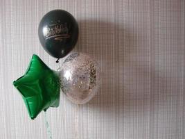 ballon bleu avec mots joyeux anniversaire sur fond jaune, espace pour le texte photo