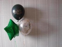 ballon bleu avec mots joyeux anniversaire sur fond jaune, espace pour le texte photo