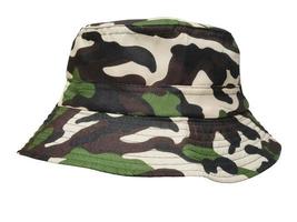 Chapeau de seau camouflage militaire isolé sur blanc photo