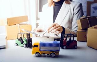 Deux collègues discutant des données de travail et tablette, ordinateur portable avec sur le projet architectural sur le chantier de construction au bureau au bureau photo