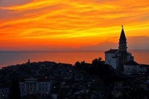 ville côtière et coucher de soleil en slovénie