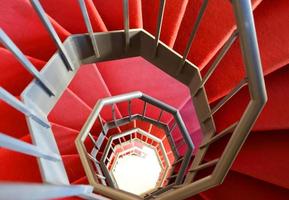 escalier en colimaçon moderne avec tapis rouge