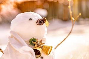 joyeux noël et bonne année carte de voeux avec copie-espace.beaucoup de bonhommes de neige debout dans le paysage de noël d'hiver.fond d'hiver.bonhomme de neige avec fleur sèche et pin. joyeuses fêtes et fêtes. photo