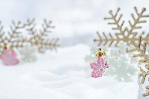 noël d'hiver - flocons de neige de noël sur la neige, concept de vacances d'hiver. décorations de flocons de neige blancs et dorés sur fond de neige photo