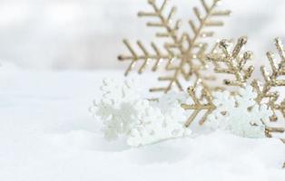 noël d'hiver - boules de noël avec ruban sur la neige, concept de vacances d'hiver. boules de noël rouges, boules dorées, décorations de pins et de flocons de neige sur fond de neige photo