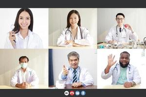 vue webcam sur écran d'ordinateur portraits divers professionnels de la santé discutent en groupe sur vidéo en ligne. concept de communication longue distance pendant la propagation du coronavirus photo