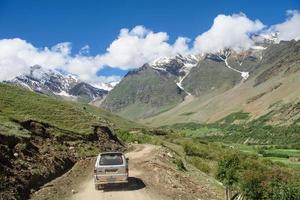 cachemire, inde - 14 juillet voiture touristique sur le chemin aller à la montagne enneigée le 14 juillet 2015 au cachemire, inde photo
