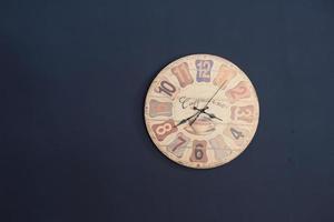 vieille horloge sur le mur bleu marine photo