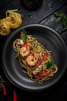 spaghetti aux crevettes et sauce tomate, cuisine italienne photo