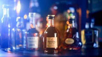 bangkok, thaïlande - sept. 07, 2022 bouteille hennessy, la célèbre marque de cognac de cognac. France et autres marques d'alcool en arrière-plan photo