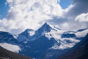 haut de la couverture de neige de la montagne de l'himalaya, au nord de l'inde photo