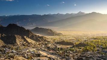 ville de leh et palais de leh, leh - ladakh, heure du coucher du soleil, inde. beau paysage photo