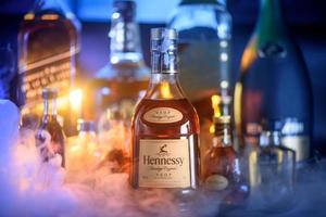 bangkok, thaïlande - sept. 07, 2022 bouteille hennessy, la célèbre marque de cognac de cognac. la france et d'autres marques d'alcool en arrière-plan avec de la glace fumée fraîche photo