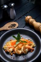 spaghetti aux crevettes et sauce tomate, cuisine italienne photo