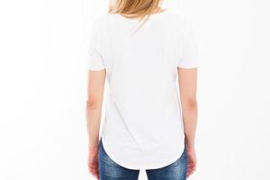 vue arrière - corps de femme dans une maquette de t-shirt blanc vide, isolement en gros plan photo