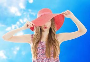 femme d'été au chapeau au ciel bleu photo