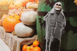 décorations d'Halloween. squelette et citrouilles fraîches. marché des fermiers. légumes mûrs sur des étagères à vendre à la campagne.