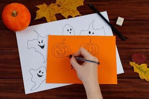 bricolage d'halloween. citrouilles mignonnes et fantômes de papier. instruction étape par étape. photo