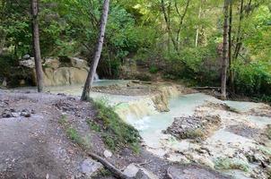 source chaude en cascade connue sous le nom de bagni di san filipa photo