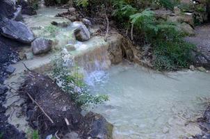 source chaude géothermique naturelle en toscane italie photo